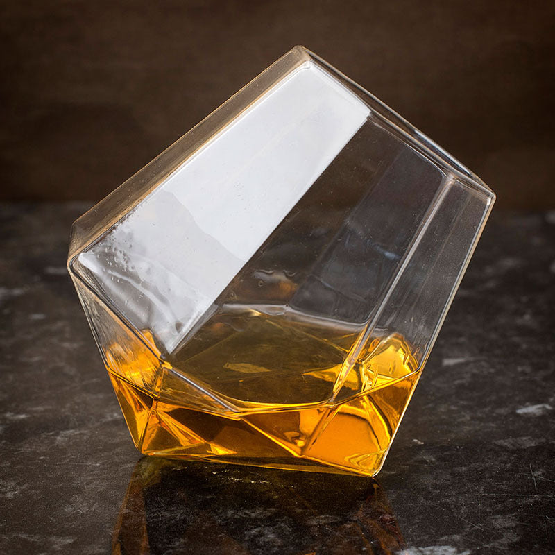 Bicchiere di vetro trasparente a forma di diamante