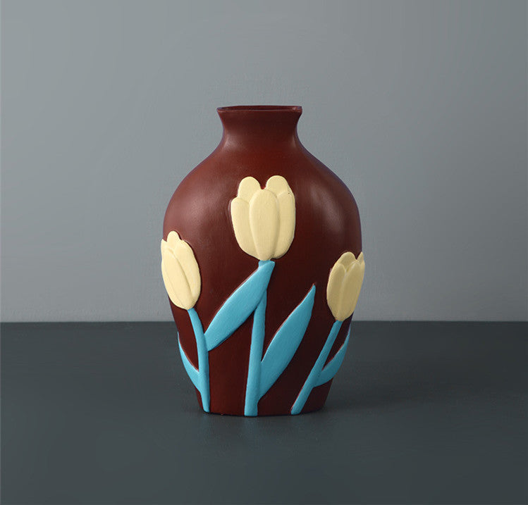 Vaso in ceramica con fiori primaverili per ambienti interni