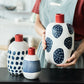 Vaso di ceramica con macchie e strisce blu