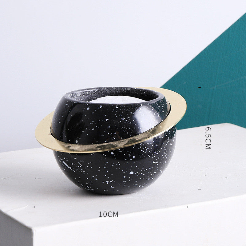 Vaso di ceramica a forma di pianeta con anello circolare intorno 2