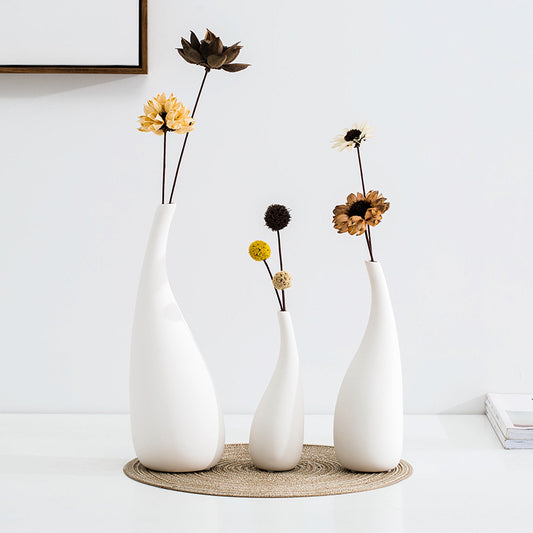Eleganti vasi bianchi con collo lungo, realizzati in ceramica