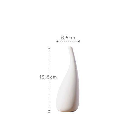 Eleganti vasi bianchi con collo lungo, realizzati in ceramica