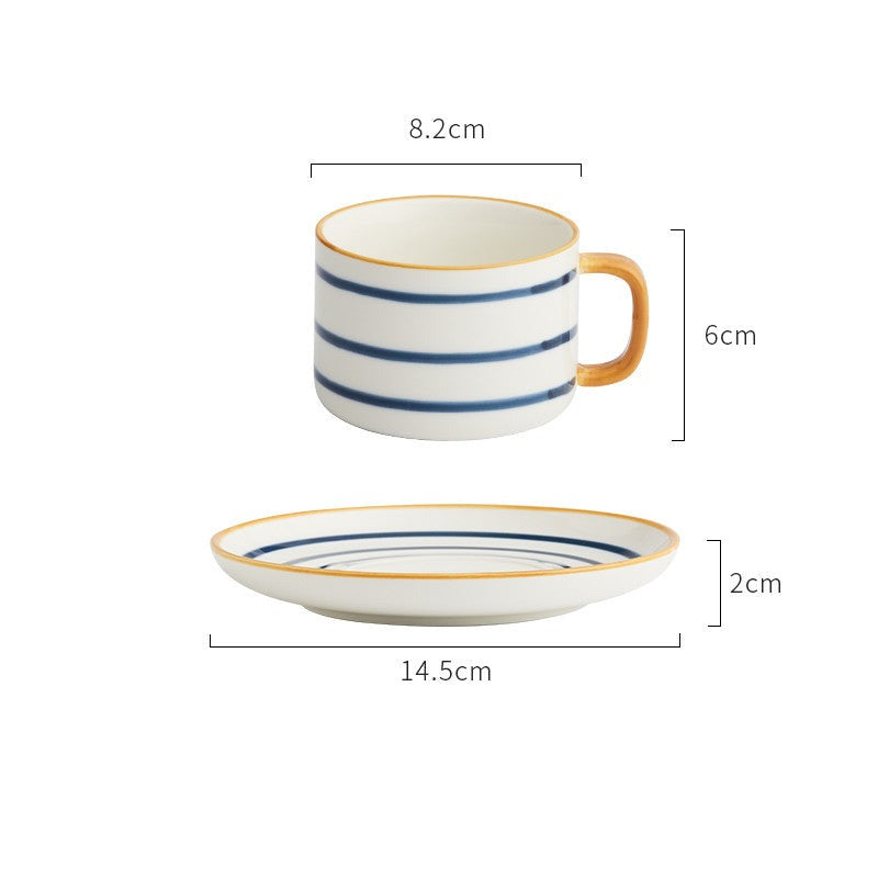 Tazza in ceramica con bordo dorato per caffè