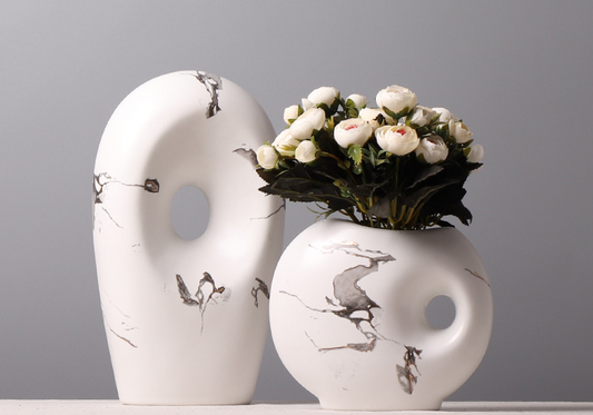 Vaso elegante in ceramica color bianco con macchie sfumate