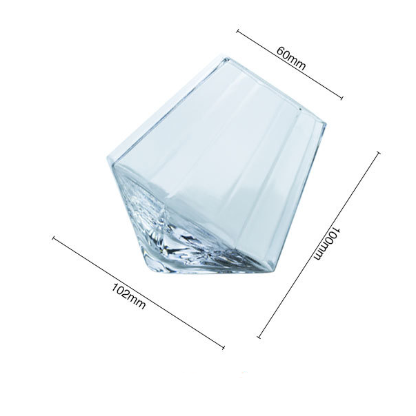 Bicchiere di vetro trasparente a forma di diamante