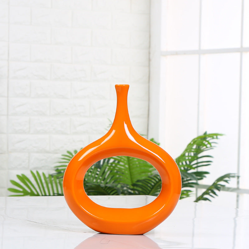Vaso colorato in ceramica dalla forma ovale allungata
