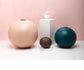 Vaso colorato a forma di sfera in ceramica in stile Morandi