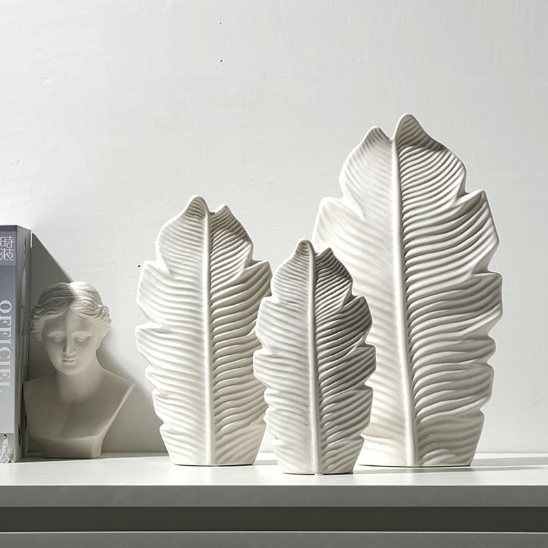 Vaso bianco in ceramica a forma di foglia tropicale
