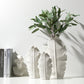 Vaso bianco in ceramica a forma di foglia tropicale
