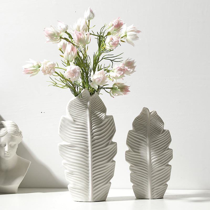 Vaso bianco in ceramica di foglia tropicale 