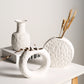 Vaso in ceramica stile minimalista con forme irregolari
