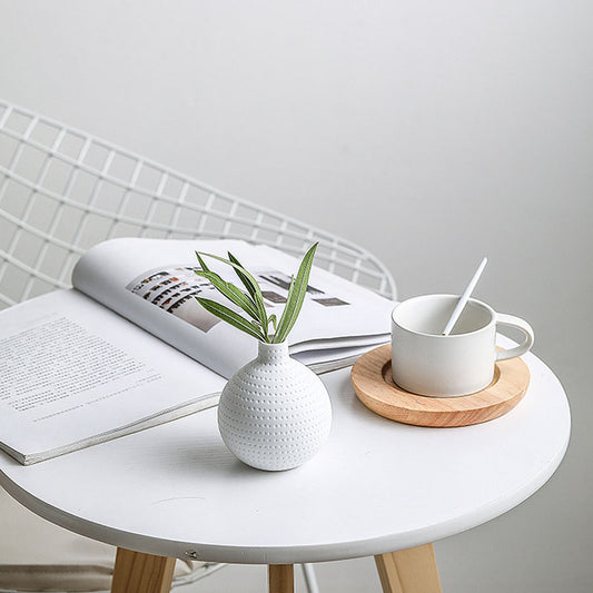 Piccolo vaso bianco in ceramica con puntini