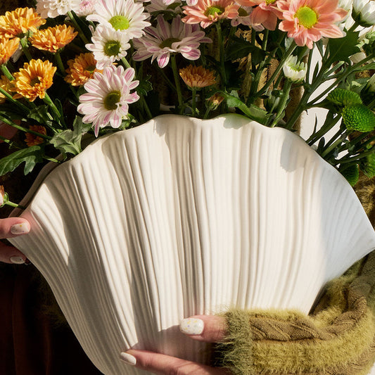 Vaso di ceramica a forma di conchiglia bianca