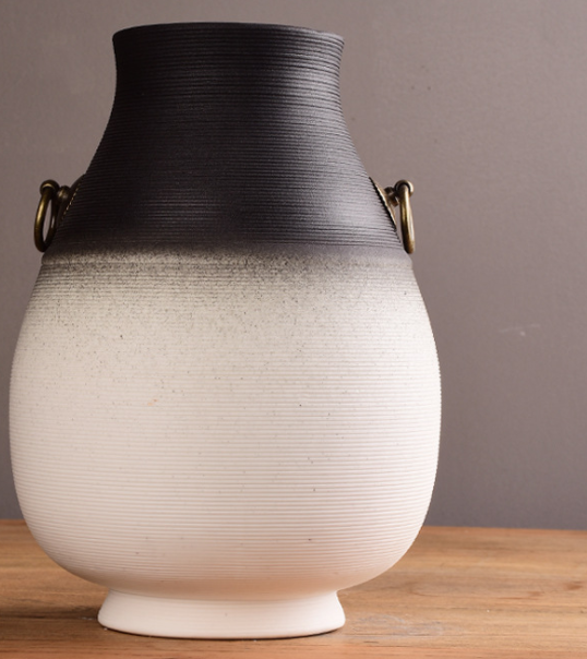 Vaso elegante in ceramica con maniglie metalliche