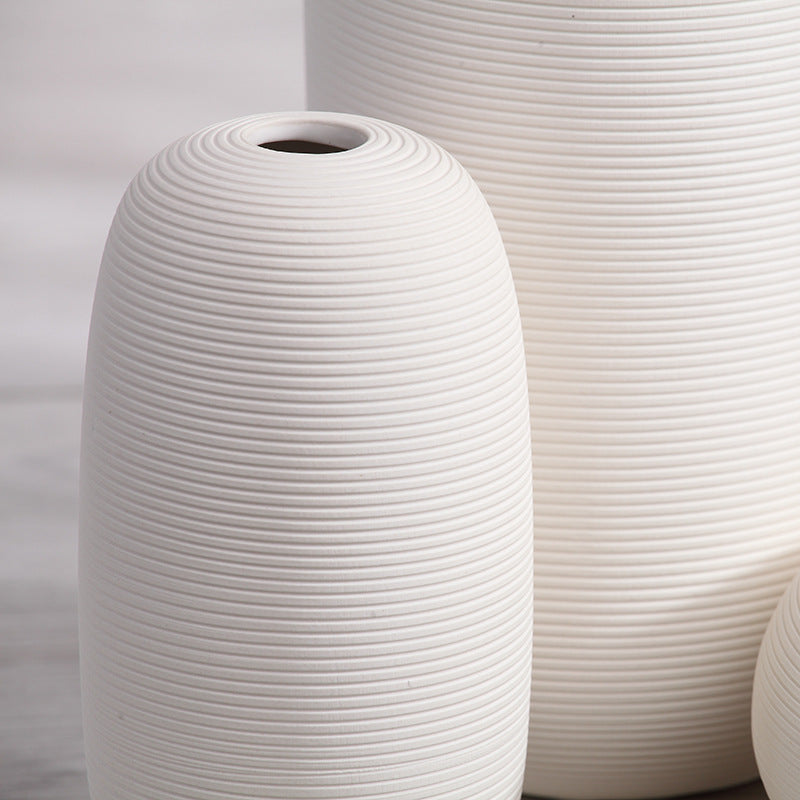 Vaso in ceramica semplice con finissime righe