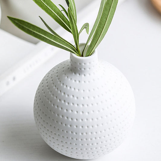 Piccolo vaso bianco in ceramica con puntini
