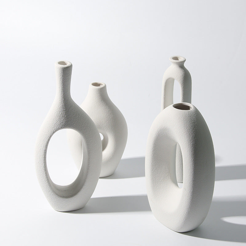 Vaso bianco in ceramica con vuoto centrale