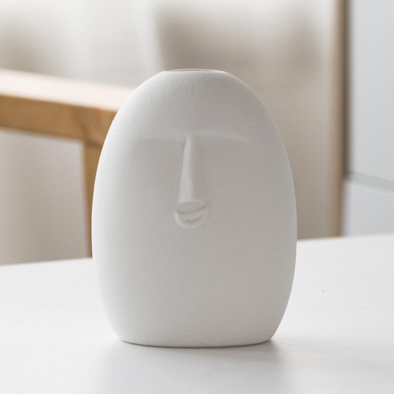 Vaso bianco con espressioni facciali