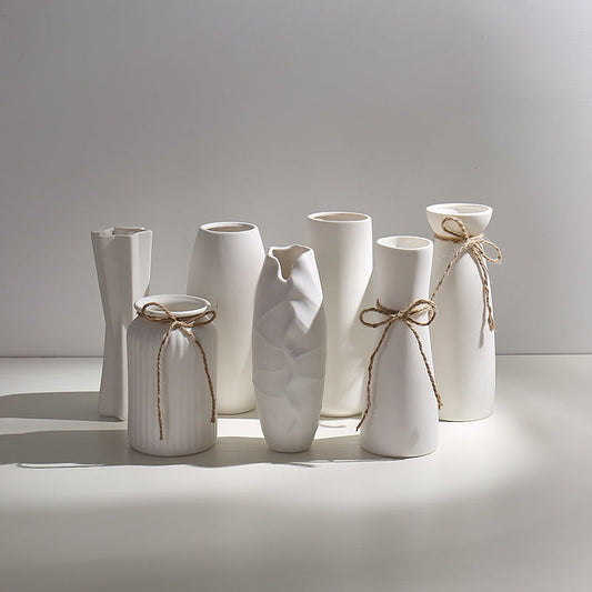Vasi bianchi eleganti in ceramica