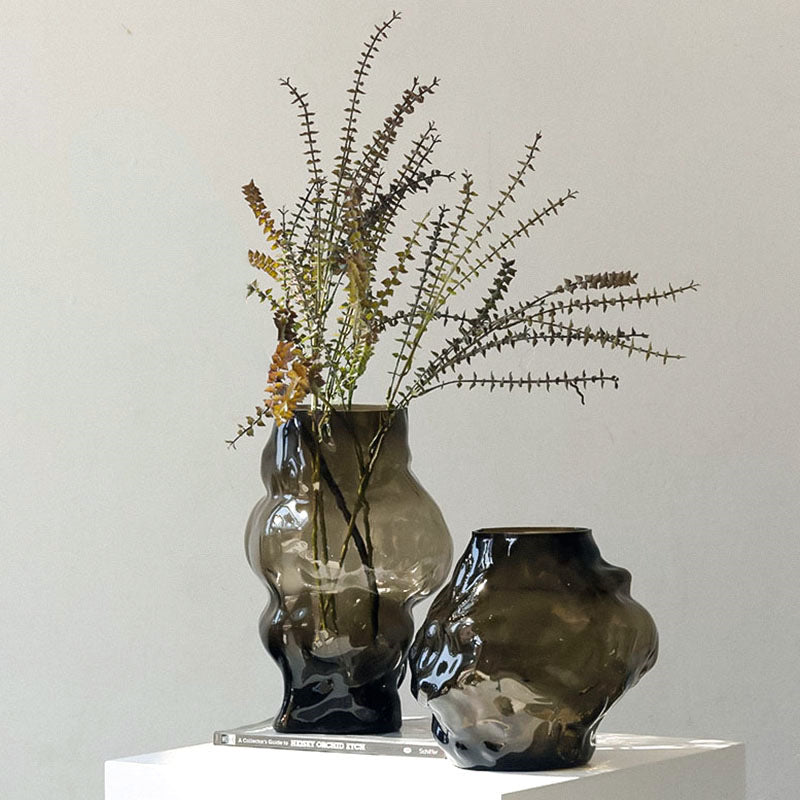 Vaso trasparente in vetro color marone stile astratto