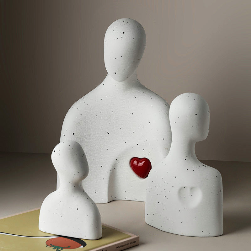 Statuine in ceramica che celebrano l'amore