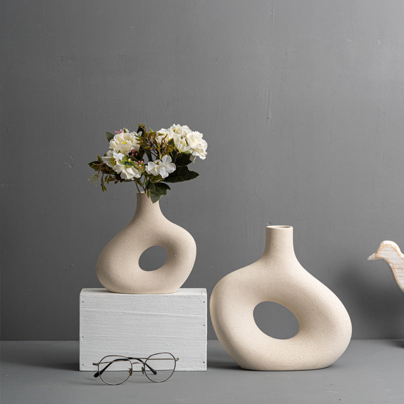 Vaso in ceramica bianco a forma di ciambella diforme
