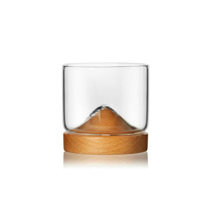 Bicchiere in vetro con una forma di montagna alla base