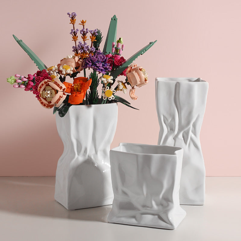 Vaso in porcellana a forma di sacchetto di carta