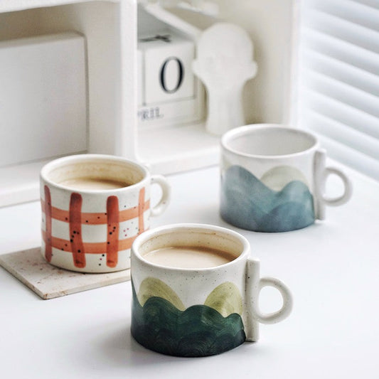 Tazze in ceramica con paesaggi e forme geometriche dipinte a mano