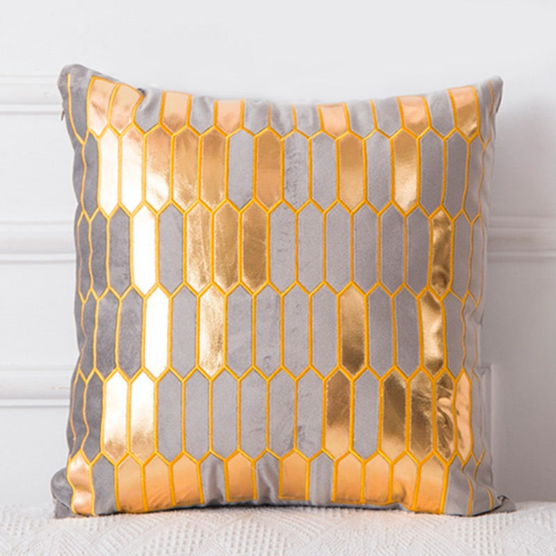 Cuscino elegante con disegni dorati