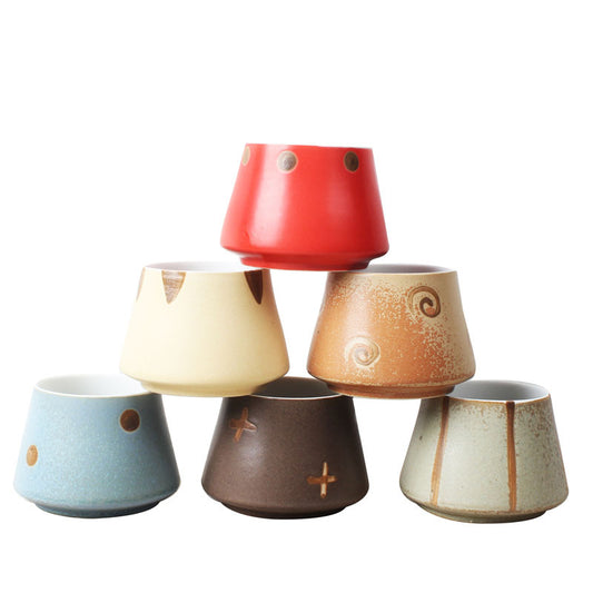 Vasi colorati in ceramica con piccole forme geometriche