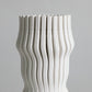 Vaso bianco in ceramica design astratto
