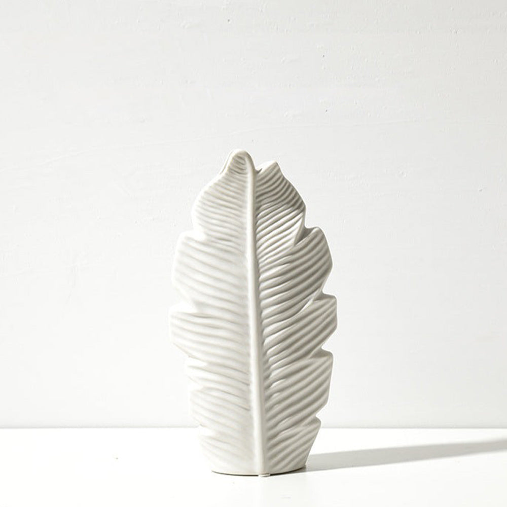 Vaso bianco in ceramica di foglia tropicale 