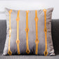 Cuscino elegante con disegni strisce dorate
