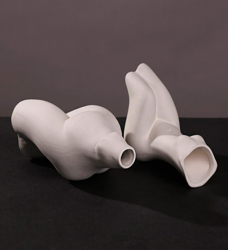 Vaso di ceramica a forma di corpo di donna
