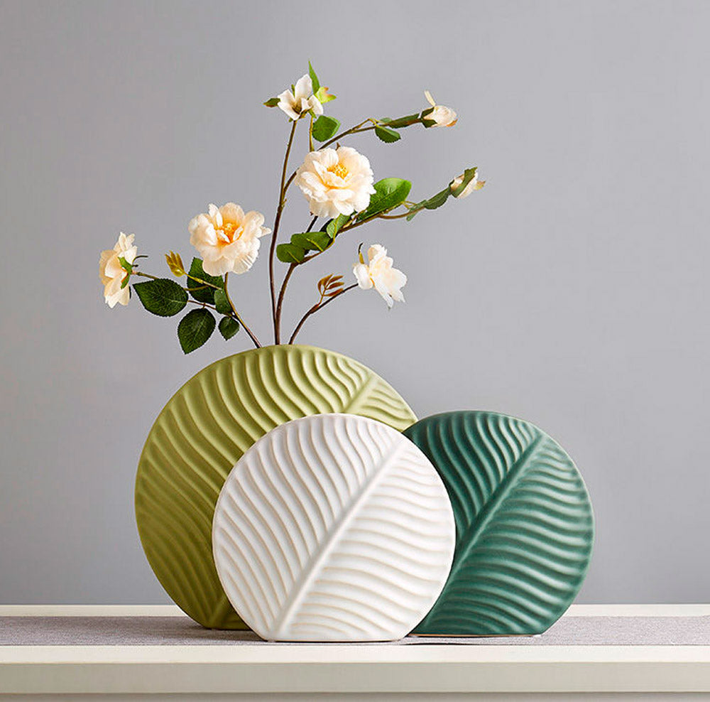 Vaso in ceramica a forma di foglia