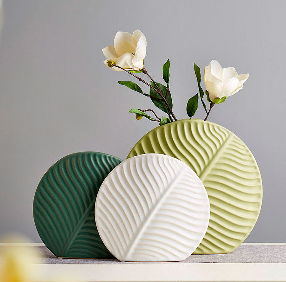 Vaso in ceramica a forma di foglia